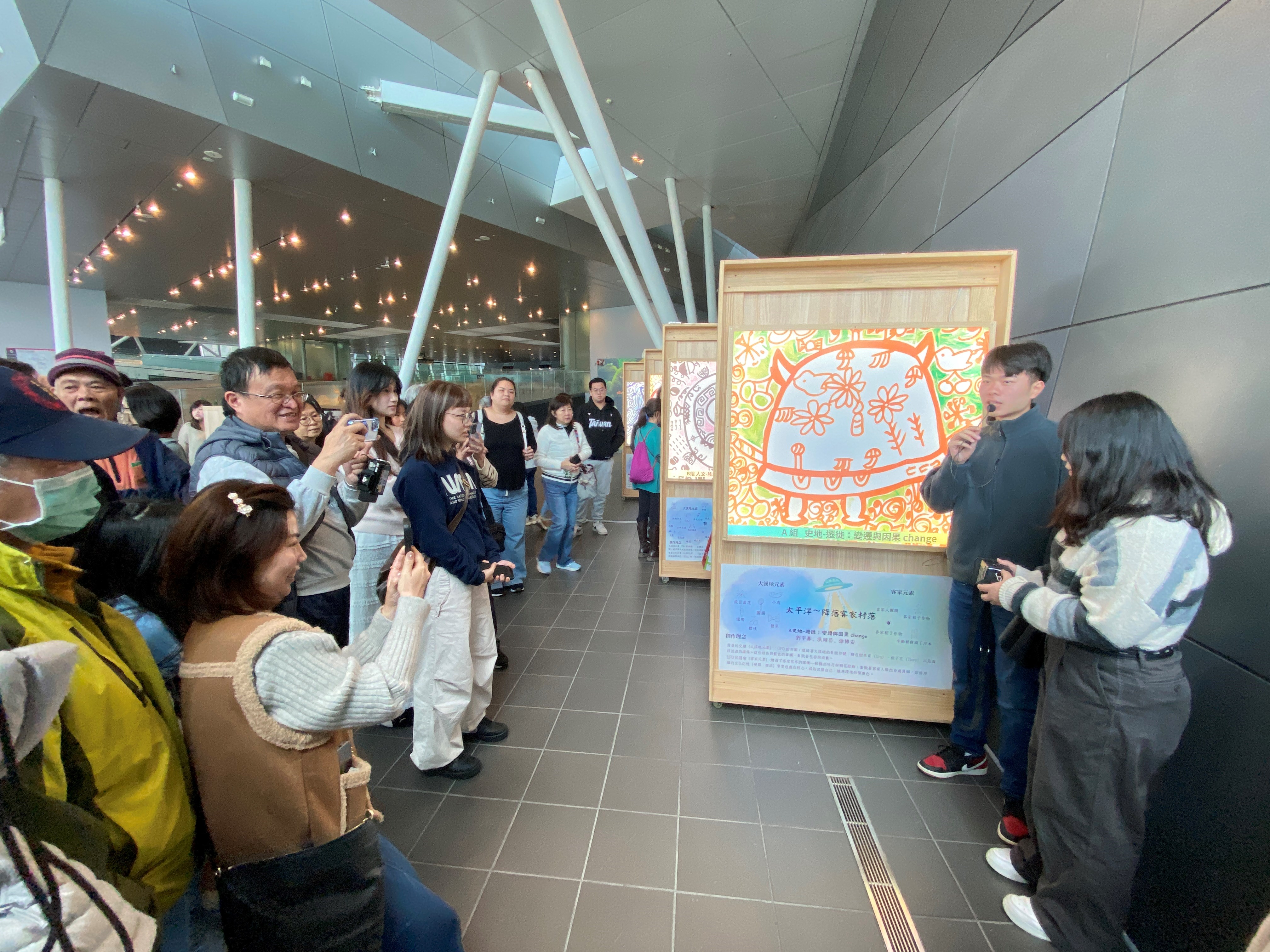 「海洋彼方的客庄」計畫成員們於成果展區進行專題介紹